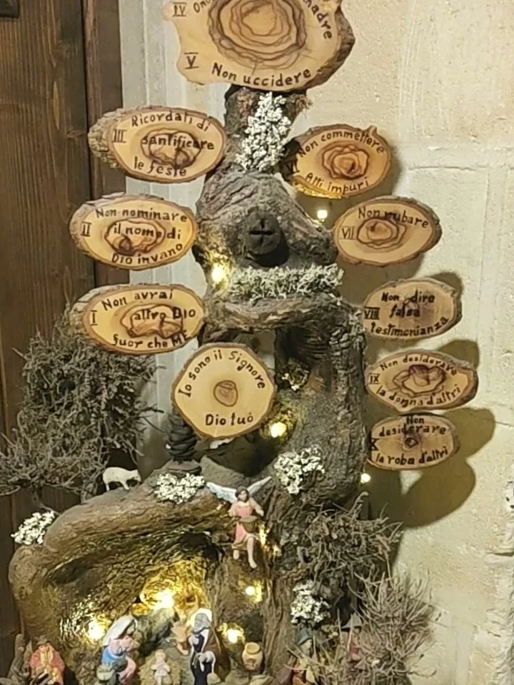 L'Albero dei Comandamenti — presepe artigianale di Stefano De Pascale